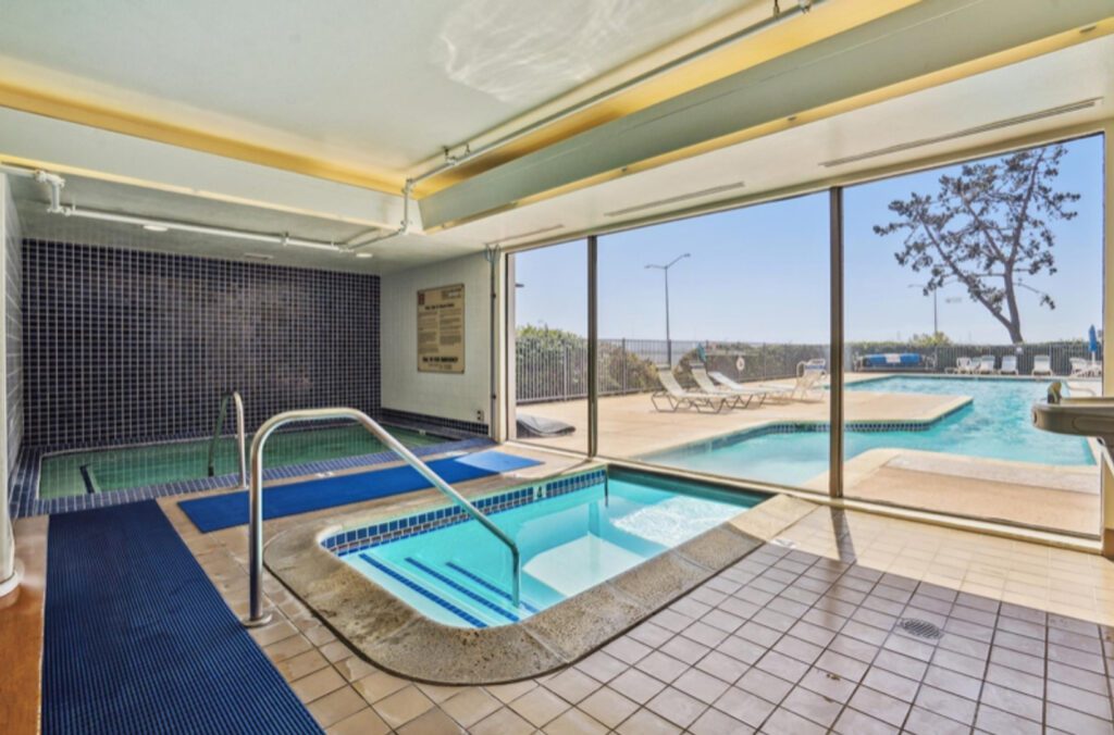 Photo indoor swimming pool and Jacuzzi at Watergate Emeryville