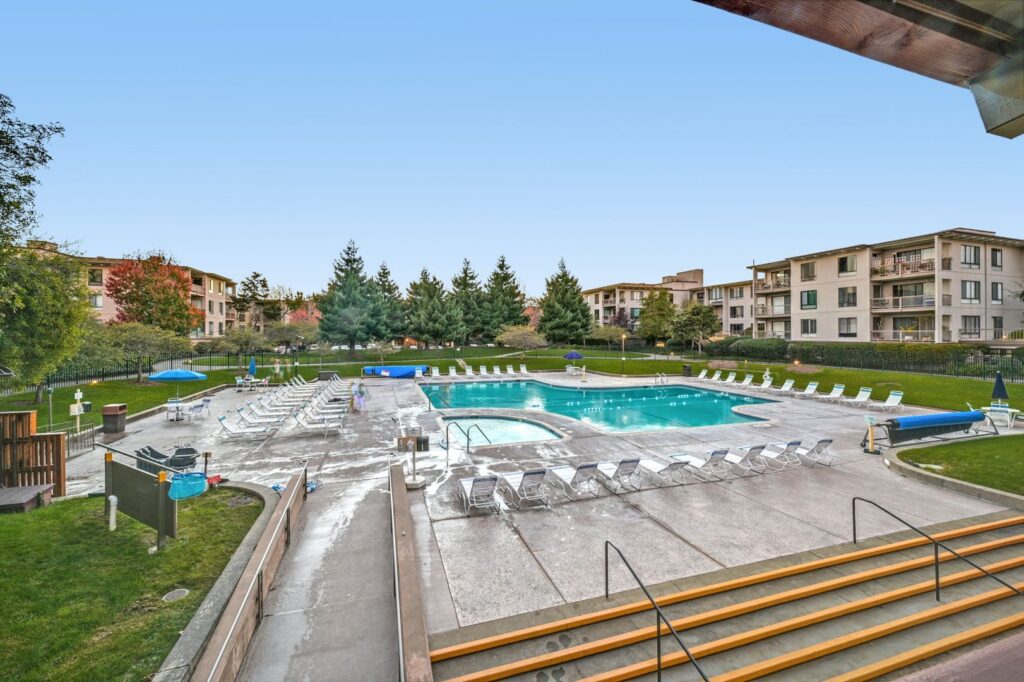 Photo of outdoor swimming pool at Watergate Emeryville