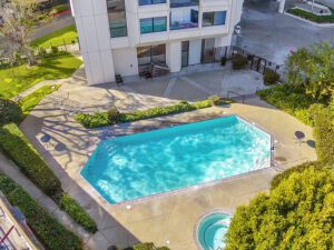Photo of pool and hot tub at Pacific Park Plaza in Emeryville CA