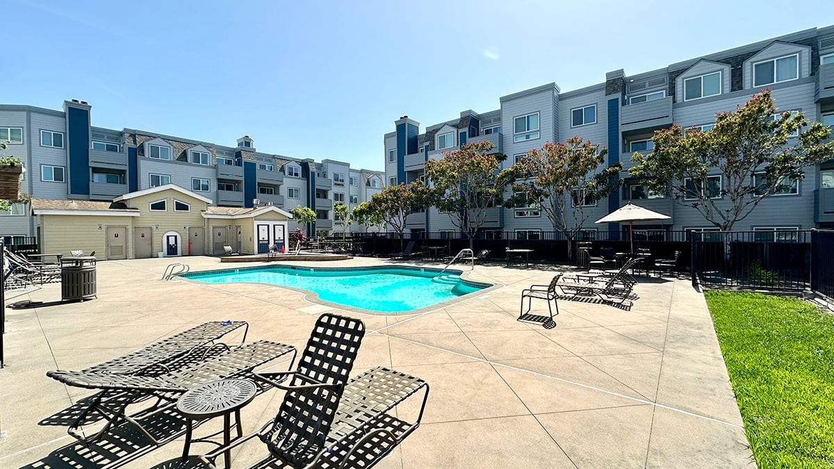 Bridgewater Condominiums in Emeryville with courtyard pool